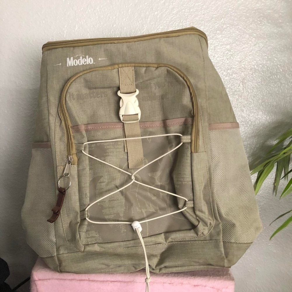 Modelo 40-Can Backpack Cooler Insulated Beige NEW no tags. Measurement in pics